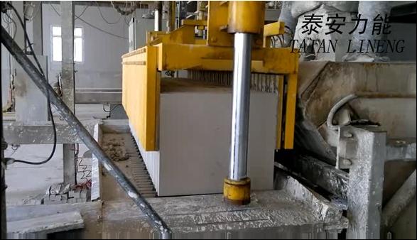 石膏砌塊生產(chǎn)過程視頻2：夾具夾出